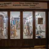 Superiamo cos� l�ingresso introdotto dall�insegna �Corsi di pittura, scultura, disegno, acquerello, pastello e anche presepi�...